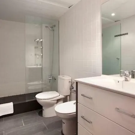 Spacious For Families Near Park Guell